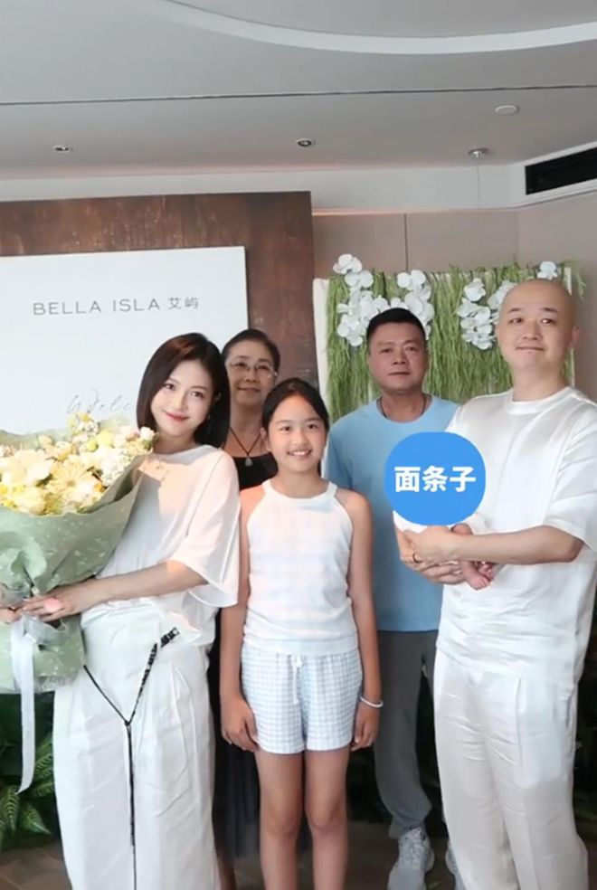 文婧高龄产子后在婆家地位高过老公j9平台包贝尔一家为二胎庆满月包(图1)